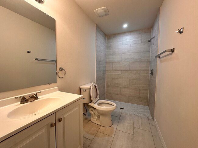 Building Photo - 3025 Chiquita Blvd S