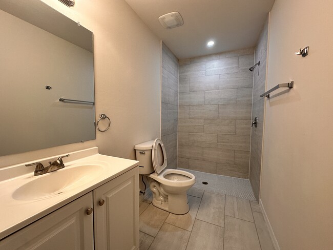 Building Photo - 551 SE 5th Ave