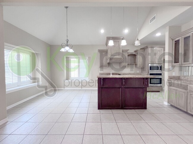 Building Photo - Gorgeous 4b/4.5bath house in McAllen