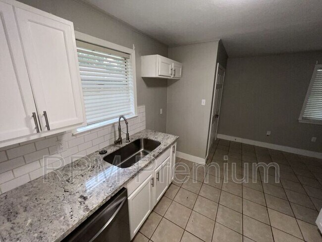 Building Photo - 464 Wilton Dr
