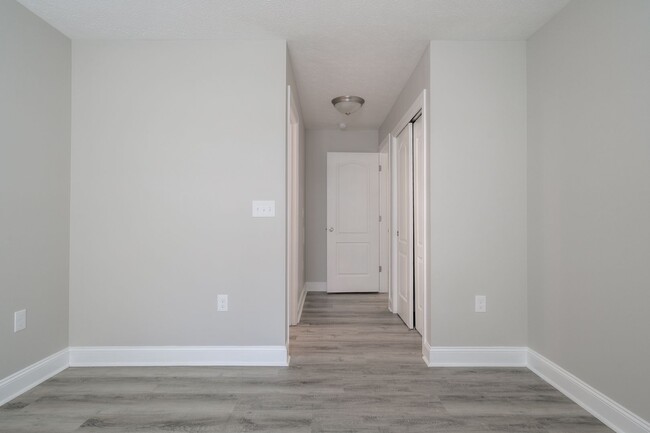 Building Photo - Oak Tree Townhome |3 Bed, 3.5 Bath| July 11th