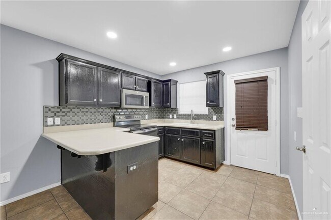Building Photo - 28 Silver Oak Ave