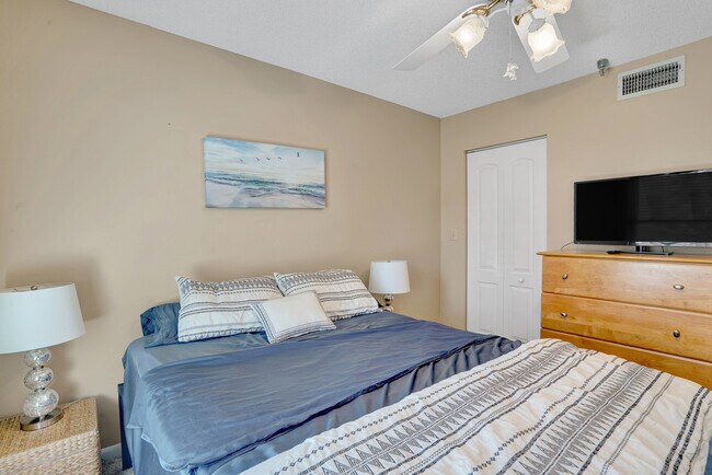 Building Photo - 6080 Bahia Del Mar Cir