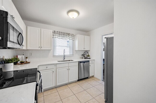 Building Photo - 417 Chamberlin Dr