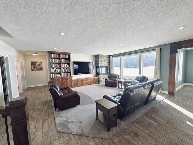 Building Photo - MUST SEE!  Gorgeous - Fully Furnished - New Construction Home in Delano.  No Detail Left To Be De...