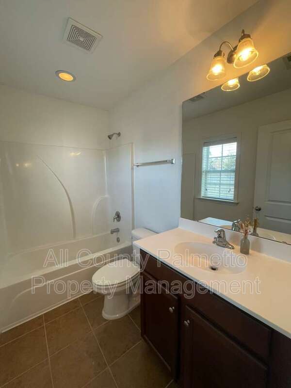 Building Photo - 4077 Hartland St