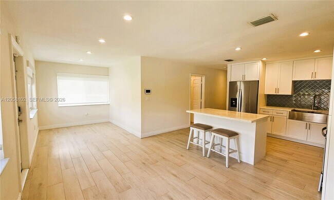 Building Photo - 6550 SW 28th St