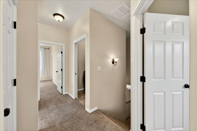 Building Photo - Stylish Multi-Level Condo in West Boise
