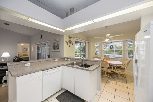 Building Photo - Nestled in the picturesque community of Rotonda Lakes!
