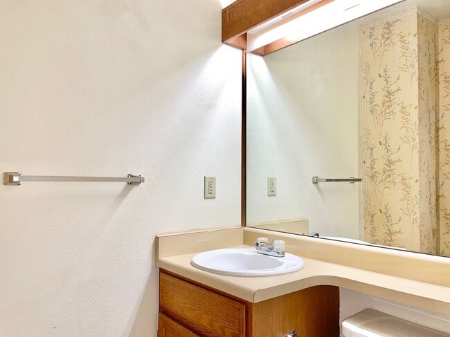 Building Photo - Beautiful West Side 2 Bedroom Condo w/ Views!!