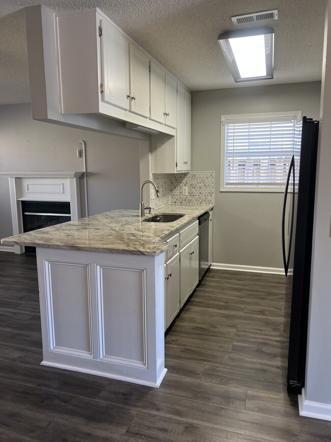 Building Photo - 160 Commons Dr