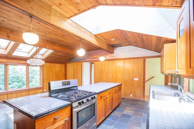 Building Photo - Mid Century 3 Bedroom Home Available Now i...