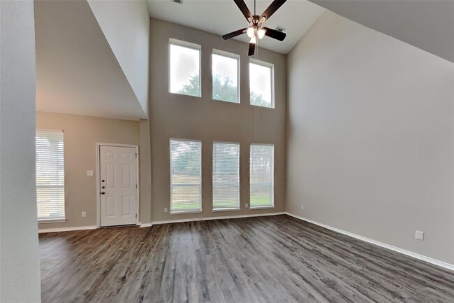 Building Photo - 2727 Lakecrest Way Dr