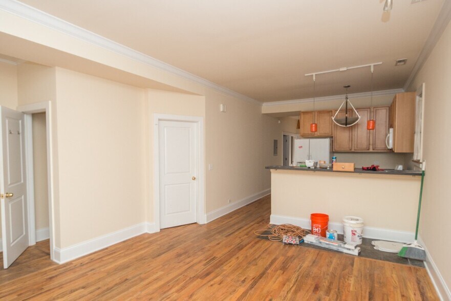 Building Photo - 1312 W Roscoe St