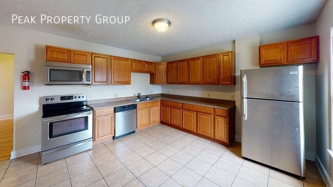 Building Photo - 1369 Summit St