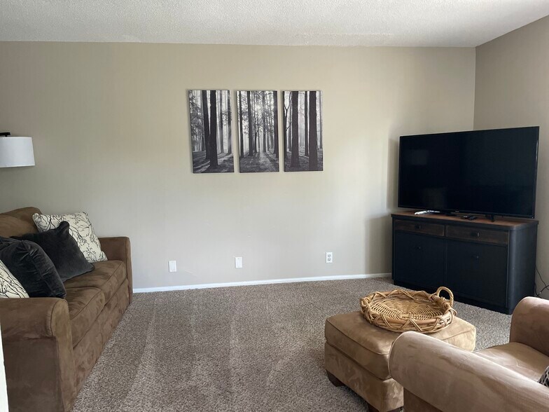 Building Photo - 1420 Sierra Dr NE