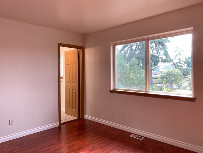 Building Photo - Split Level 4-bedroom, 3-bathroom Home in ...