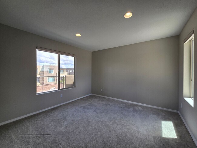 Building Photo - Modern Santa Fe Townhome