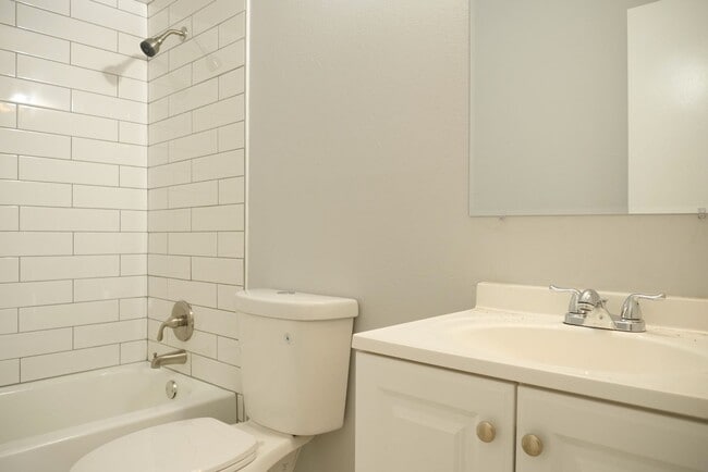 Building Photo - Spacious 2 Bedroom 2 Bath with Garage Avai...