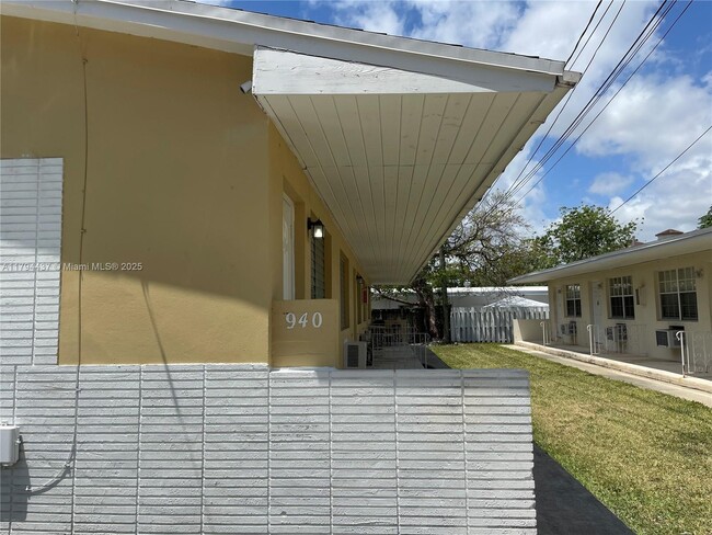 Building Photo - 940 SW 4th Ave