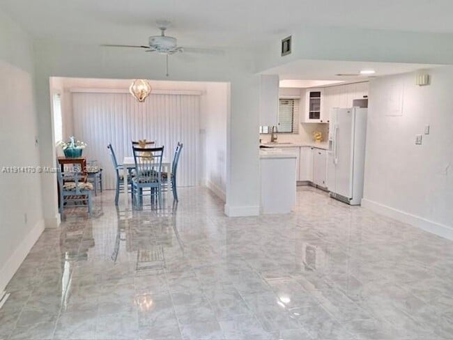 Building Photo - 7439 Twin Sabal Dr