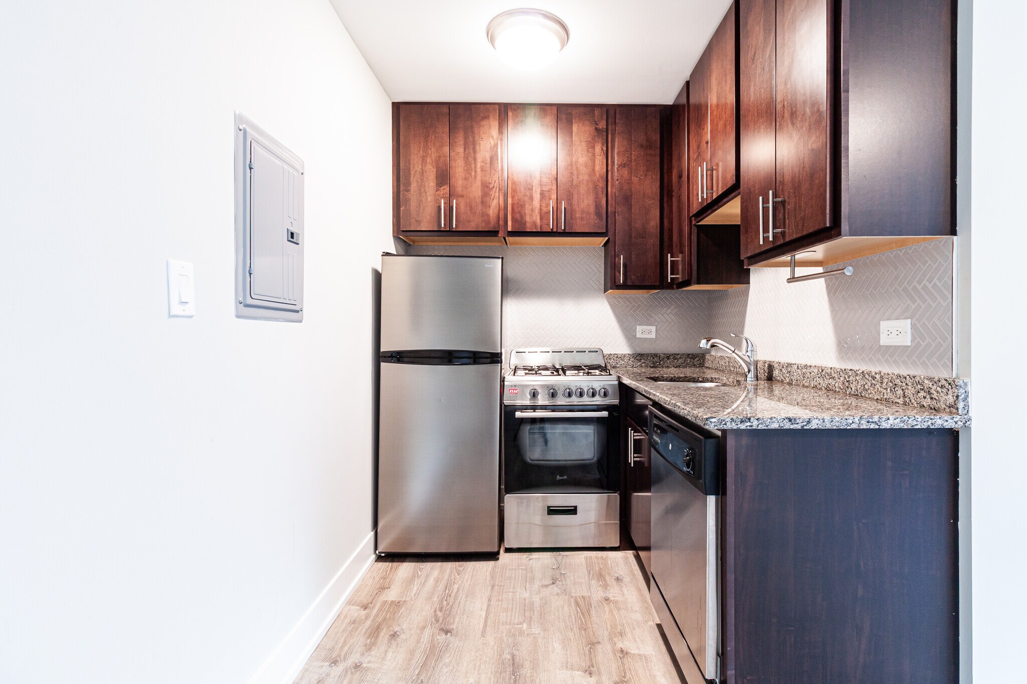 Building Photo - 525 W Surf St