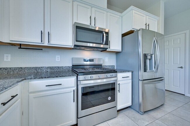 Building Photo - NW!! Solar!!  Gated!!  Bed and bath downst...