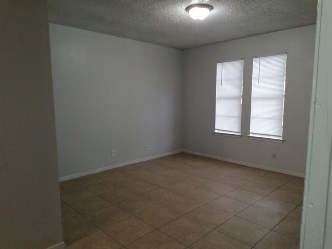 Building Photo - Elegant 2BR Home in NE San Antonio