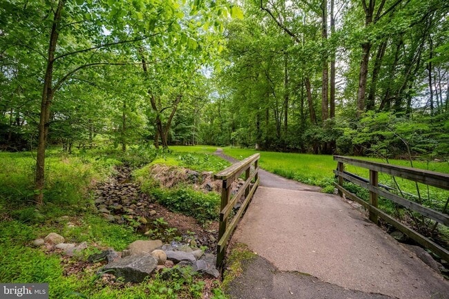 Building Photo - 2235 Abbotsford Dr