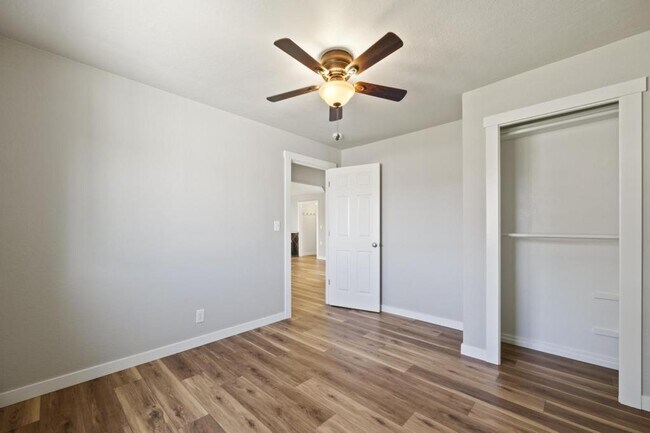 Building Photo - 1204 N Sheppard St