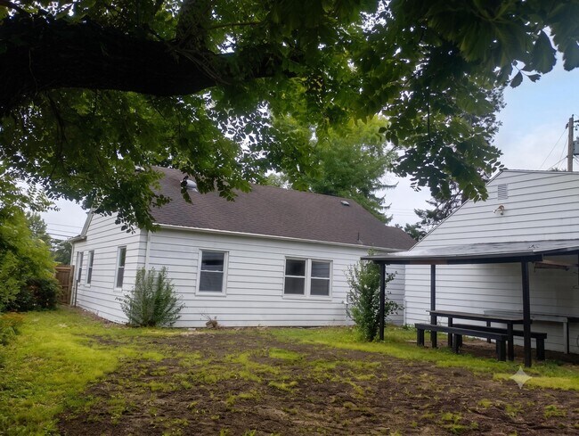 Building Photo - 3950 Riverside Dr