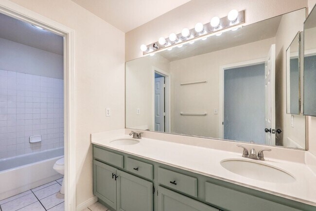 Building Photo - Stunning 4-Bedroom, 2-Bath Single-Family Home in Las Vegas