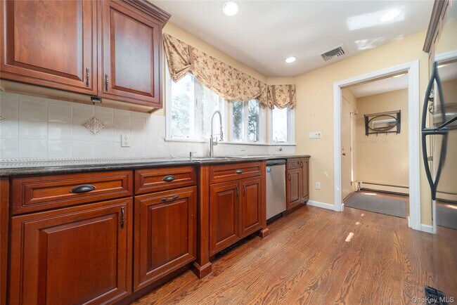 Building Photo - 143 Round Hill Rd