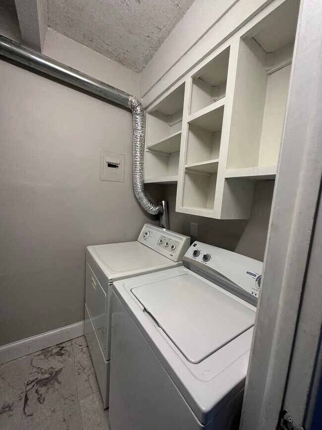 Building Photo - 836 Dexter St