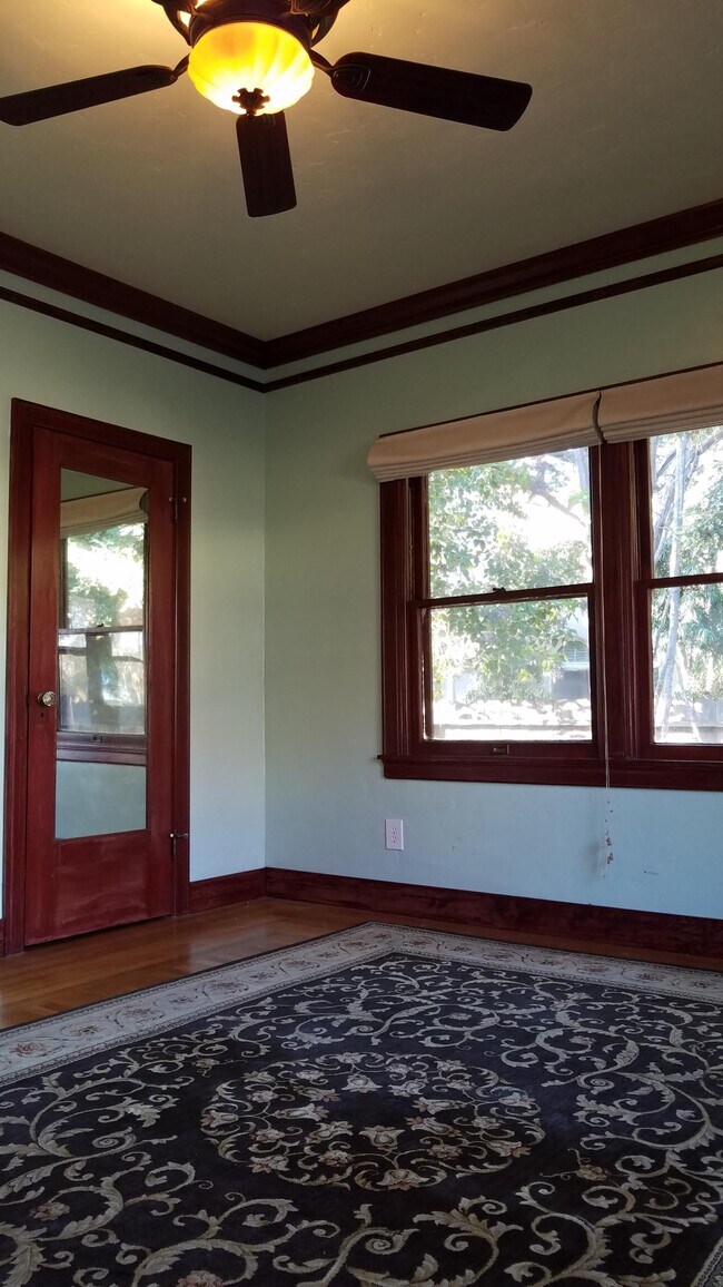 Building Photo - 515 5th St