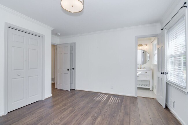 Building Photo - Southern Charm Brick Ranch Home