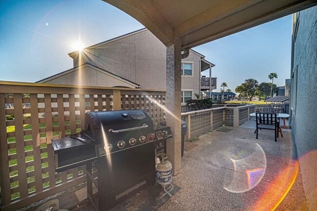 Building Photo - 1902 Bayhouse Dr