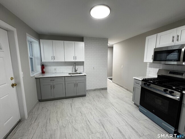 Building Photo - 45-51-51 Cowles St