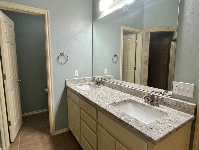 Building Photo - Gorgeous 4 Bed 2 Bath In Edmond