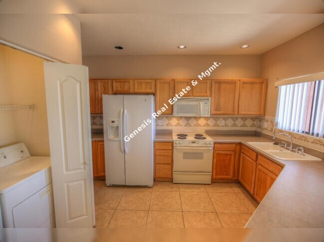 Building Photo - Charming 2-Bedroom Townhouse with Scenic Views & Cozy Fireplace in Tucson!