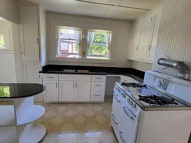 Building Photo - A spacious, sunny room with big windows, 3 blocks from North Berkeley BART, UCB