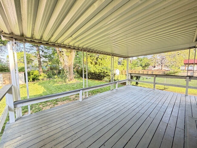 Building Photo - The 3 Bedroom In St. Matthews You've Been Looking For!