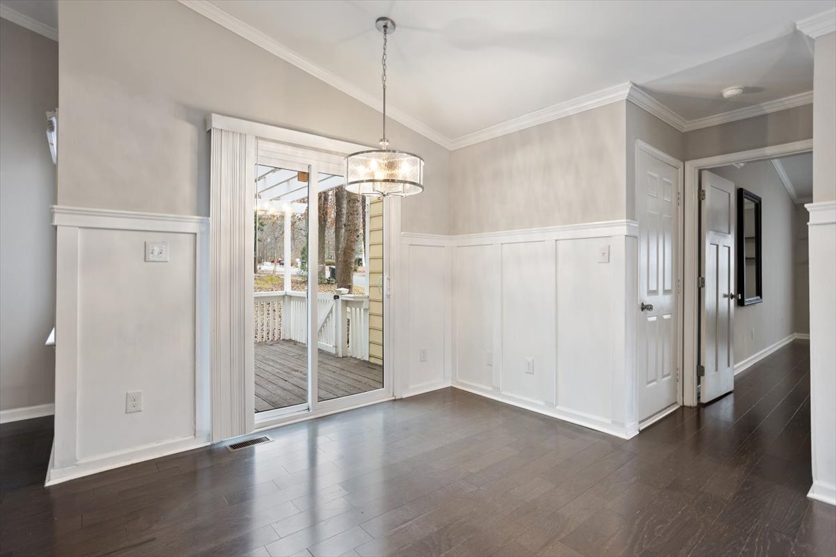 Building Photo - 2400 Calvert Dr