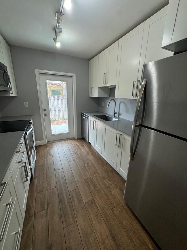 Building Photo - 315 SE 23rd Ave