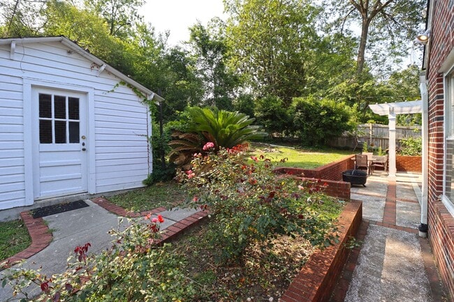Building Photo - Charming 3 Bedroom, 2 Bath Brick Bungalow ...
