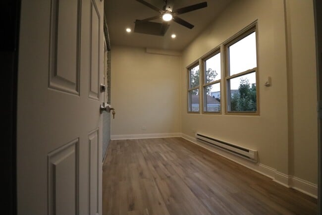 Building Photo - 1446 W Irving Park Rd