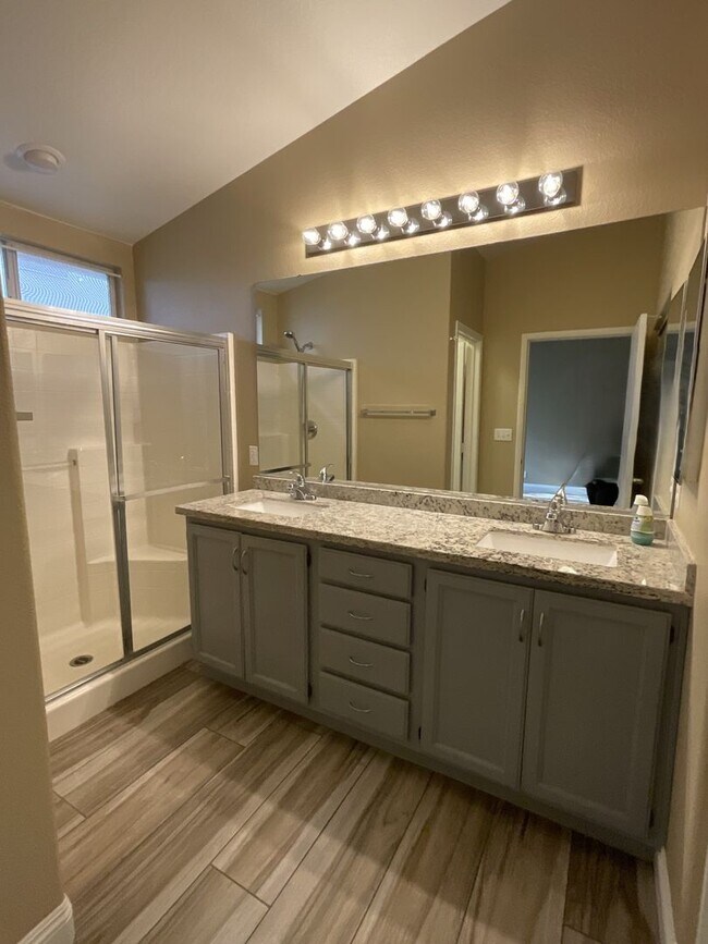 Building Photo - Single story 4br, 2bth, 2cg