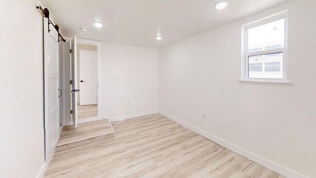 Building Photo - 1129 W 14th St