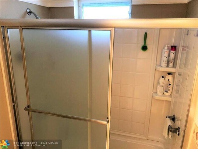 Building Photo - 2515 NE 1st Ct