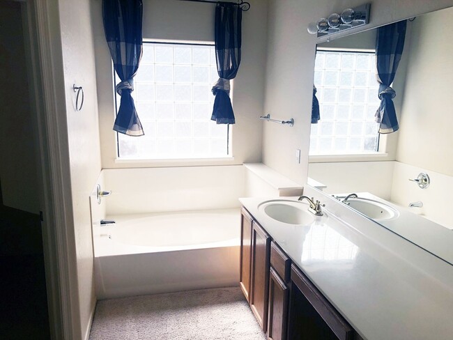 Building Photo - SPACIOUS 4 BED, 2 BATH HOME LOCATED NEAR B...